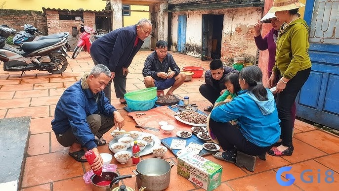 Ngủ mơ thấy người lạ ăn thịt chó cho thấy nhiều người đang dòm ngó và muốn cạnh tranh với bạn